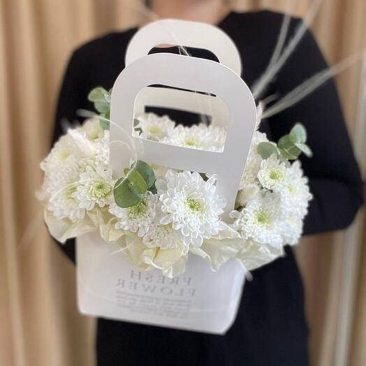 Сумочка с белой хризантемой, эвкалиптом и лагурусом