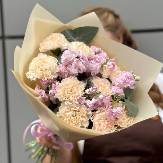 BOUQUET 024. Розовая кустовая маттиола и кремовый диантус в букете