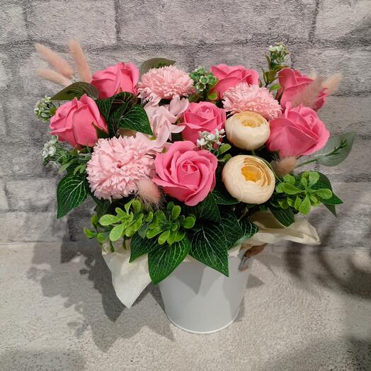 Розовая композиция из мыльных цветов