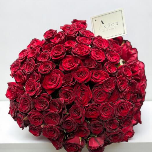 Монобукет из 101 голландской розы — символ любви и страсти