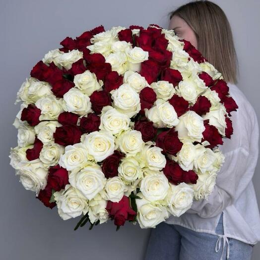 Королевский микс из красных и белых кенийских роз