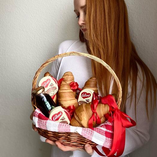 Корзина с круассанами, вафлями и соком