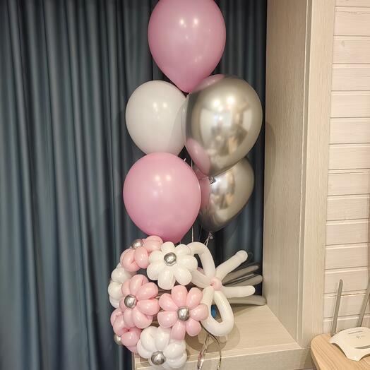 Букет из розово-белых Ромашек в серебре с гелиевыми шарами. Шары шарики
