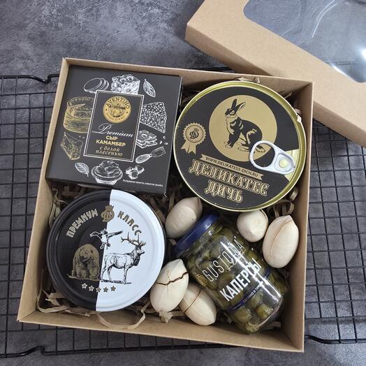 Вкусный подарочный продуктовый набор с паштетами, сыром, орешками и каперсами