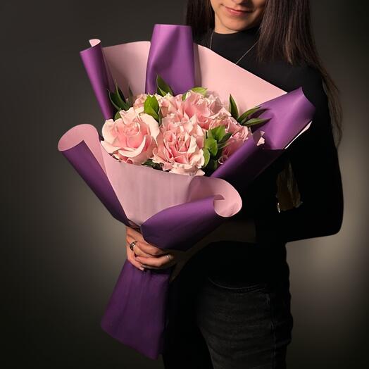 Букет из 5 французских роз с зеленью