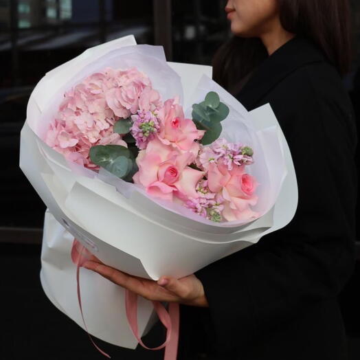 Букет с гортензией, розой, маттиолой