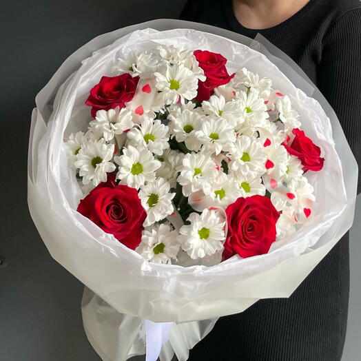 Бело-красный букет из хризантем и красных роз