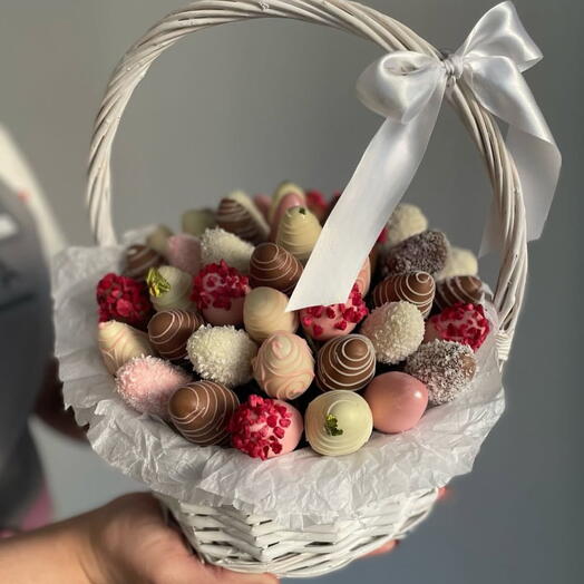 Букет из клубники в шоколаде в корзине