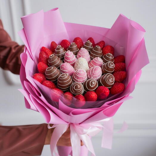 Букет из клубники в шоколаде «Элегантный» в размере L