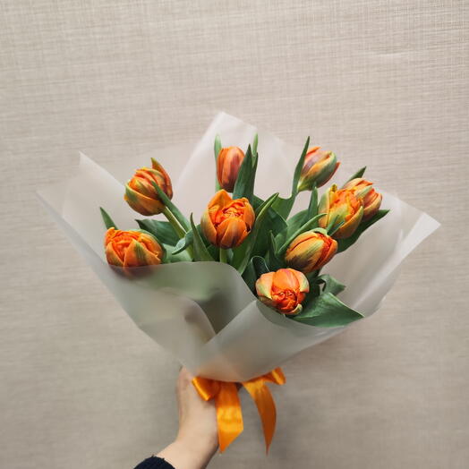 9 пионовидных тюльпанов