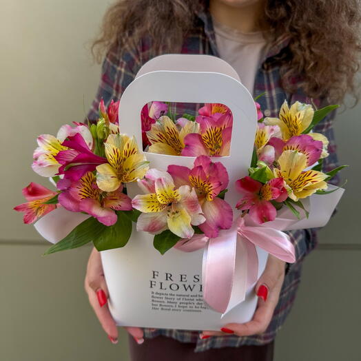 Дофаминовая Композиция цветы в коробке с альстромерией + сладкий подарок🎁