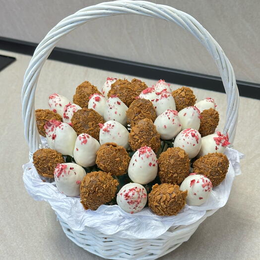 Корзина с клубникой в шоколаде M