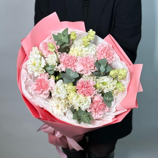 Пышный букет махровых эустом и розовых диантусов