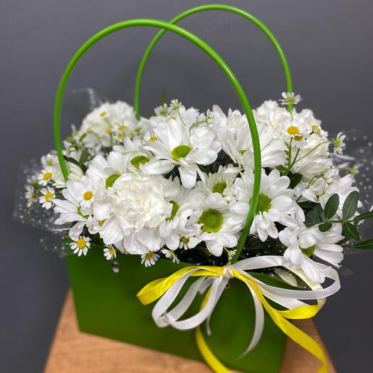 Цветы в коробке с ромашками