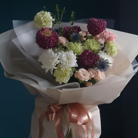 Букет из хризантемы, гвоздики, кустовой розы