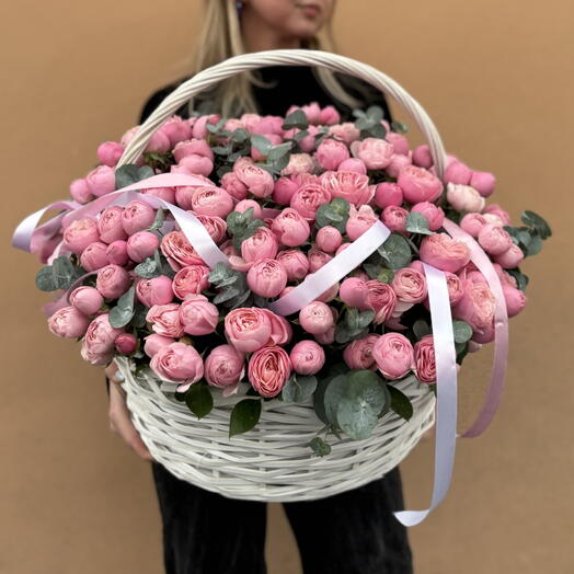 Корзина с кустовыми розами Сильва Пинк