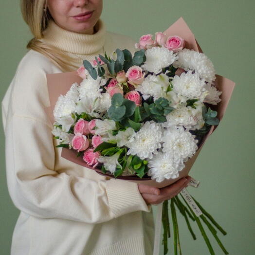 Пышный букеты хризантем, кустовой розы, альстромерий и эвкалипта