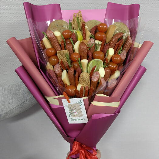 Букет колбаса, хлеб, лайм, лимон, помидоры черри, розамарин