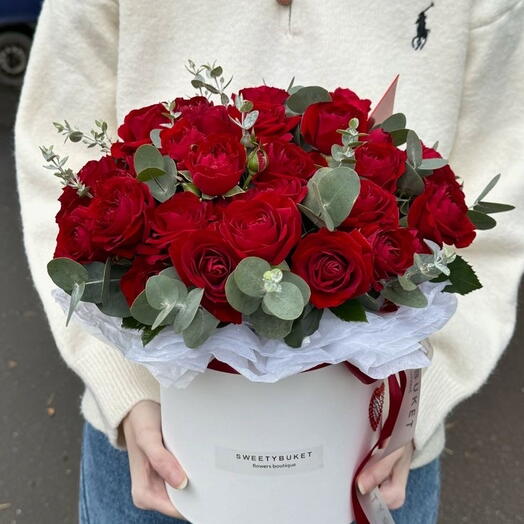 Коробка с красными кустовыми пионовидными розами