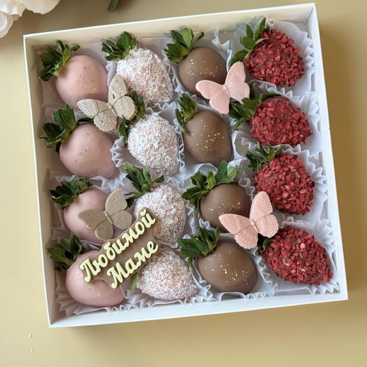 Клубника в шоколаде любимой маме с бабочками из шоколада