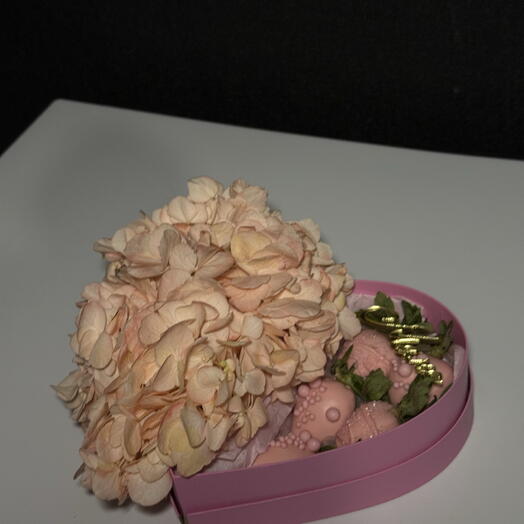 Гортензия и клубника в шоколаде маме