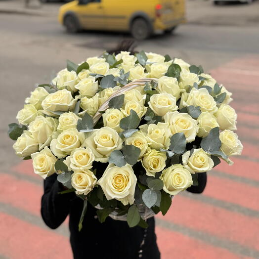 Корзина из белых роз