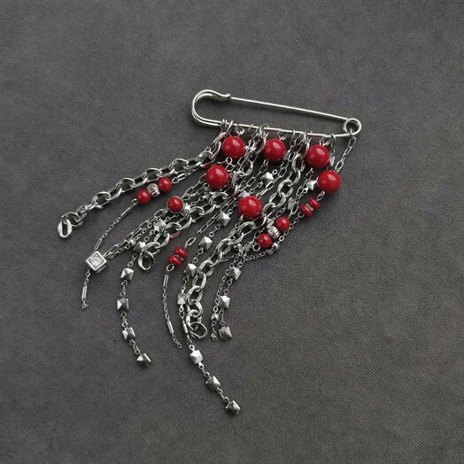 Красная брошь "Lady in red" с керамическими бусинами