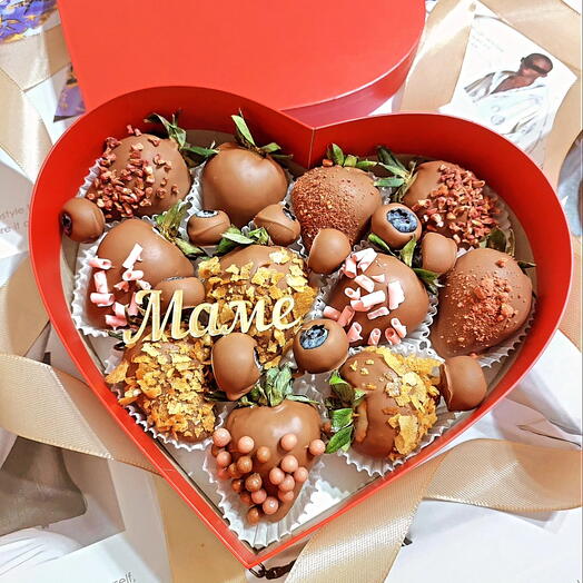 Клубника с голубикой в бельгийском шоколаде с топпером МАМЕ 🎁 в коробке- сердце размера S