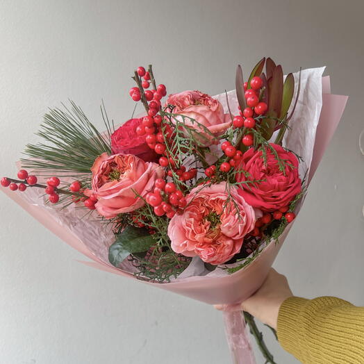 Яркий букет с илексом и розами