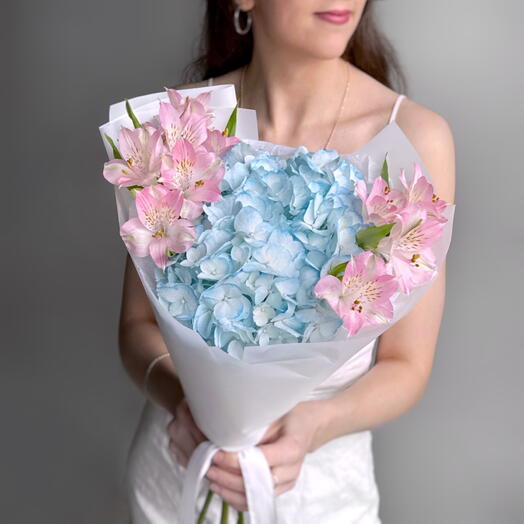 Нежный букет голубая гортензия и розовая альстромерия