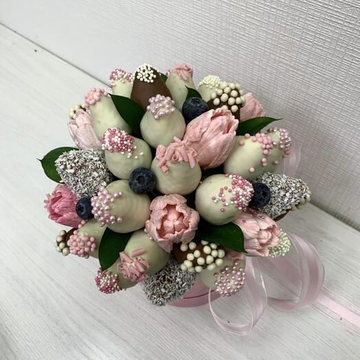 Шляпная коробка с клубникой , шоколадом и зефирными цветами