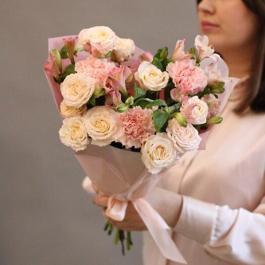 Нежный букет из пионовидных роз, альстромерии и розовых гвоздик