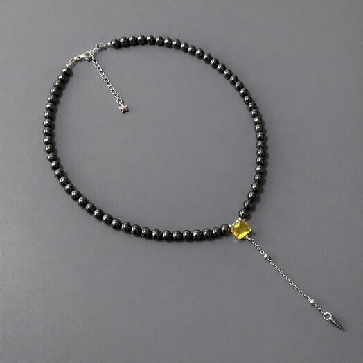 Ожерелье из гематина, с акцентом из жёлтого стекла