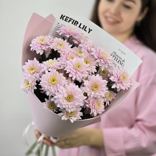 Букет-комплимент из розовых хризантем Пастела