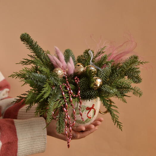 Кружка с хвоей и сухоцветами