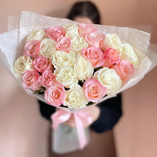 Букет из розовых и белых роз🤍 🌸