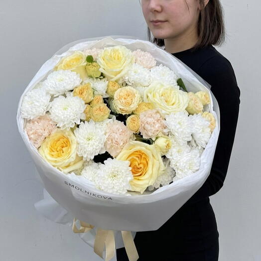 Белые хризантемы , диантусы, розы кустовые 🌸в нежном букете цветов