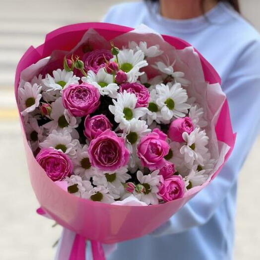 Яркий, пышный букет из ромашковой хризантемы и Пионовидных роз, букет хризантема ромашка и розовые пион розы Мисти Баблз