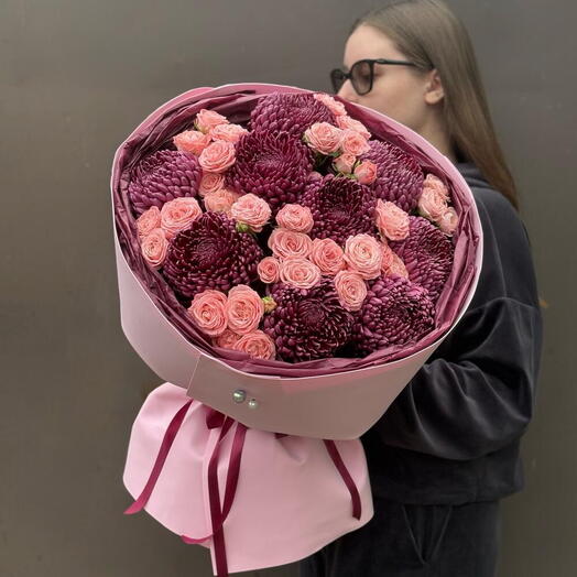 Букет из хризантемы бигуди вино и пионовидной кустовой розы