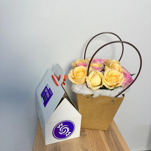 Royal Bloom Box — макароны на выбор, корзина голландских роз, подарочный набор, цветы и десерты, сладкий бокс, подарок для неё