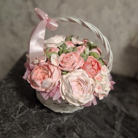 Корзина с зефирные пионы