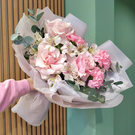 Французские розы, альстромерии, гвоздики, эвкалипт