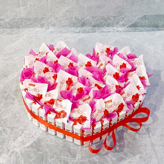 Сердце из шоколада и конфет
