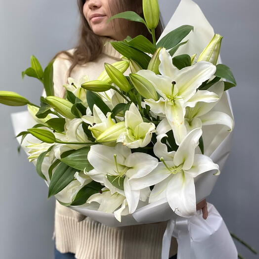 Букет из 5 белых лилий с запахом