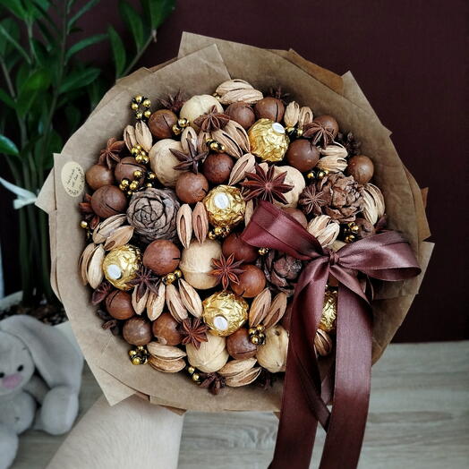 Стильный букет из орехов с конфетами Ferrero Rocher, кедровыми шишками и бантом (М)