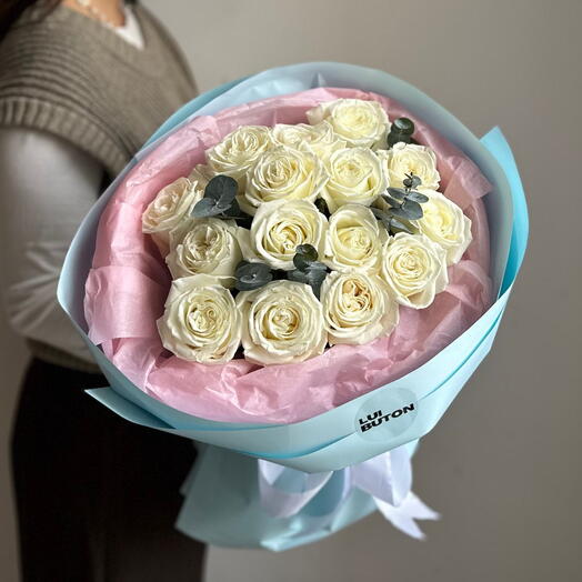 Букет "15 белых роз с эвкалиптом"