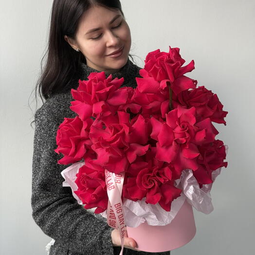 Ароматные французские розы в шляпной коробке