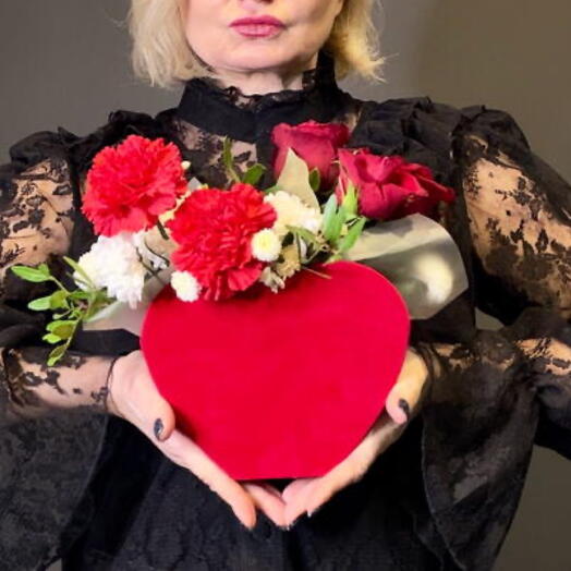 Коробка с цветами в виде сердца