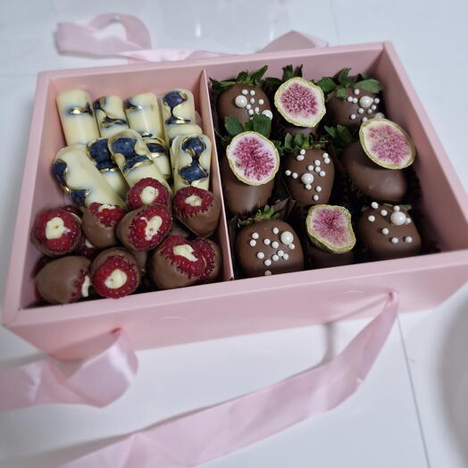 Клубника, голубика и малина в шоколаде - "Pink Velvet Box"