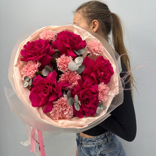 Авторский Букет для любимой девушки «Малиновый закат💗» французские розы, диантус, эвкалипт, ковыль: размер M🌿